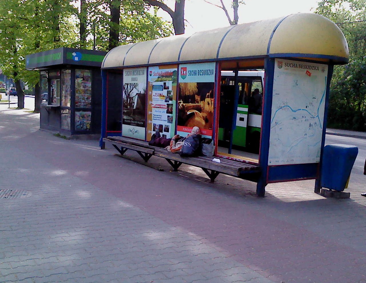 Przystanek Autobusowy Znajduje Się Przy Prostokątnym Skwerze Przystanek autobusowy miejscem spotkań dla bezdomnych