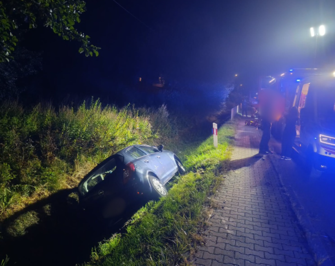 Kuków: auto wypadło z drogi. Pojazd mógł zderzyć się ze zwierzyną.
