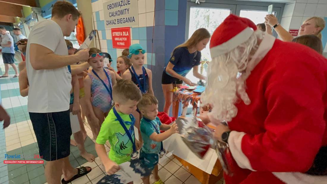 Rodzinne Mikołajkowe Zawody Pływackie 2025 w Suchej Beskidzkiej. Magia świąt i sportowych emocji na basenie.