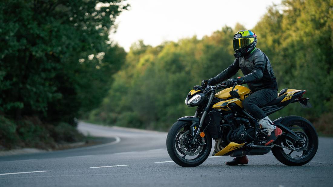 Krakowskie trasy na dwóch kołach – dlaczego warto wynająć motocykl w stolicy Małopolski?