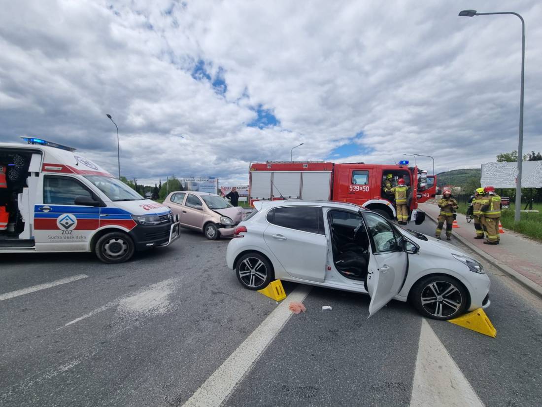 Wypadek samochodowy na skrzyżowaniu w Białce - działania straży pożarnej.