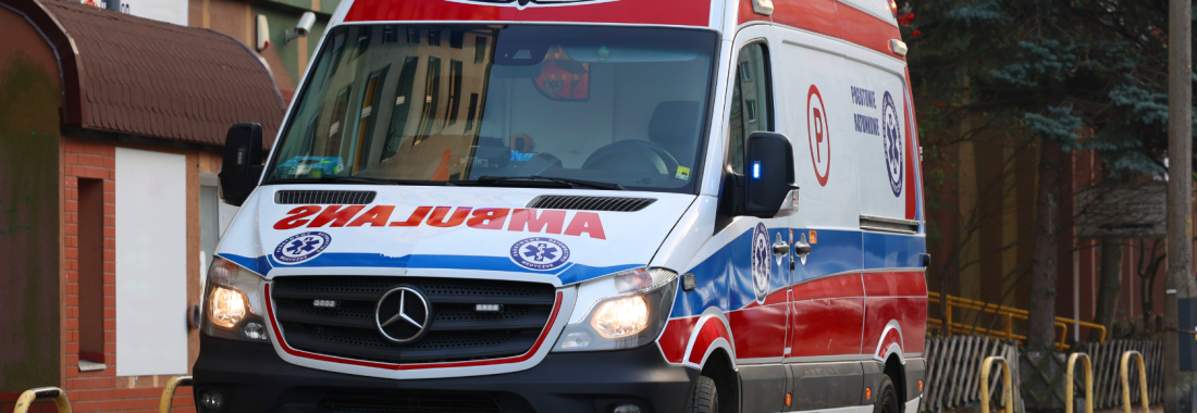 Dramatyczne sceny pod sklepem w Skawinie. Dwóch mężczyzn trafiło do szpitala.