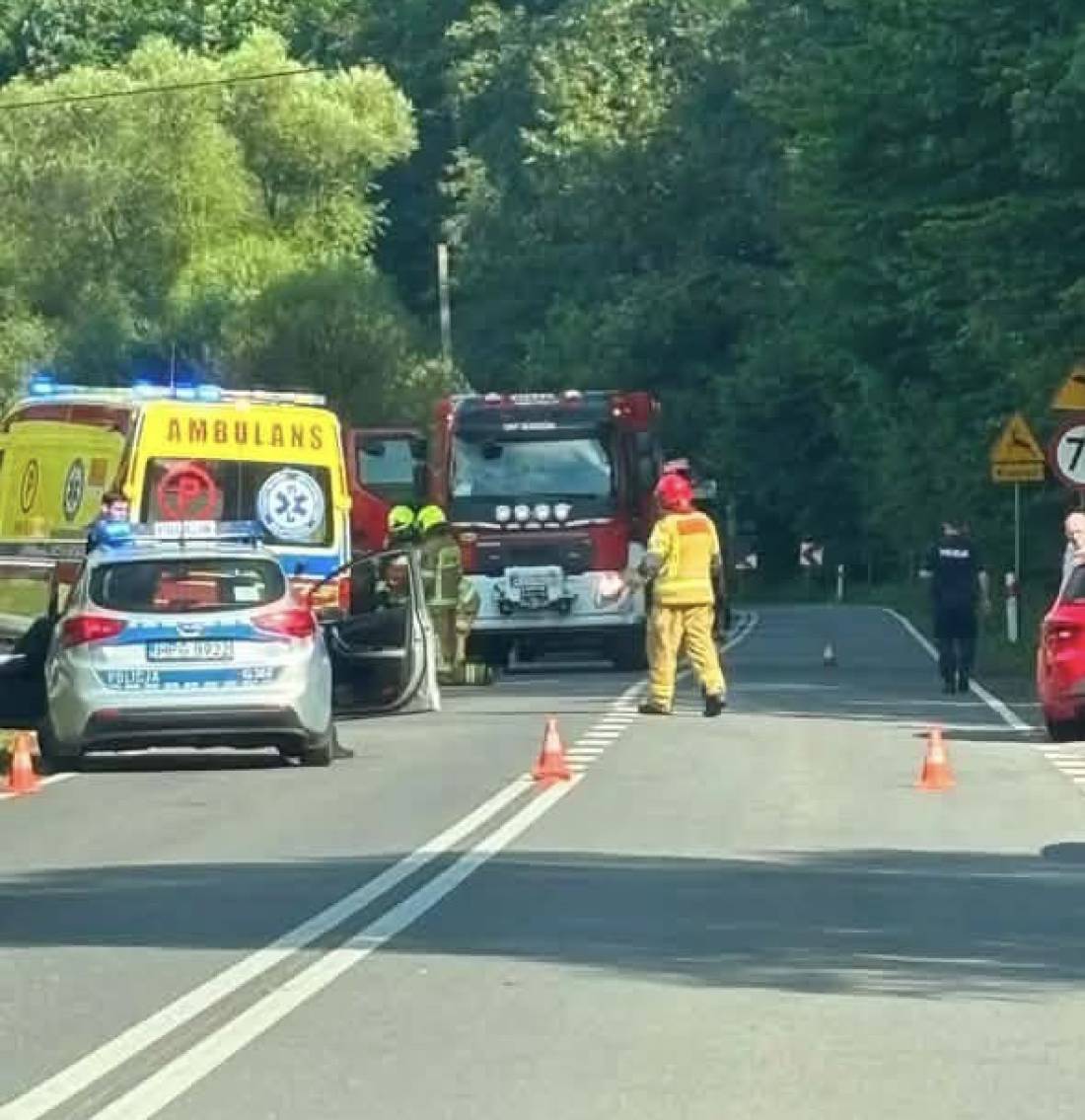 Blokada drogi po zdarzeniu drogowym w Budzowie.