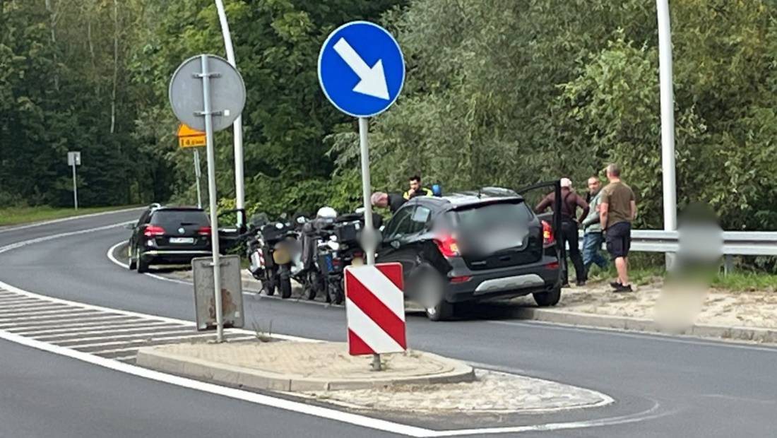 Zdarzenie drogowe na skrzyżowaniu w Suchej Beskidzkiej. Na miejscu służby.