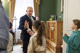 Dzieci z Suchej Beskidzkiej z wizytą u Wojewody.