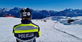 Policjant z Komisariatu Policji w Makowie Podhalańskim na służbie we Włoskich Dolomitach.