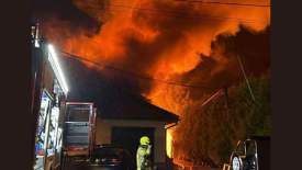 Pożar garażu w Łętowni – strażacy walczyli z ogniem przez kilka godzin.