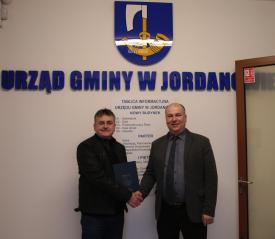 Nowa umowa w Gminie Jordanów. Będą sprawniejsze remonty i naprawy.