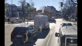 Niebezpieczna sytuacja na skrzyżowaniu w Jordanowie – apel o rozwagę.