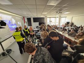 Rozmowy o służbie. Spotkanie z Policją w Zespole Szkół im. W. Witosa w Suchej Beskidzkiej.
