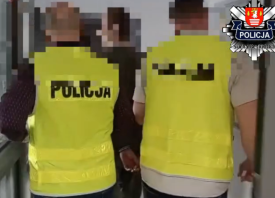 Nocny pościg pod sklepem. Mieszkańcy obezwładnili włamywacza i przekazali go policji.