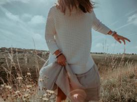 Swetry w wiosennych stylizacjach – jak dobrze je wykorzystać