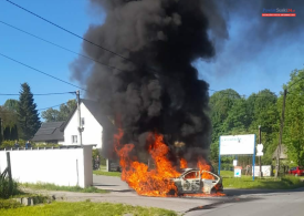 Pożar samochodu w Krzeszowie. Trwa akcja strażaków.