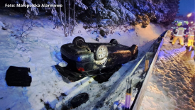 Poranne zdarzenie drogowe w Osielcu. Samochód dachował.