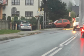 Renault wypadł z drogi i uderzył w barierę w Makowie Podhalańskim.