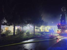 Szpital w ogniu - nocne ćwiczenia straży pożarnej w Makowie Podhalańskim.