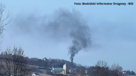 Pożar samochodu osobowego w Śleszowicach. Trwa akcja straży pożarnej.