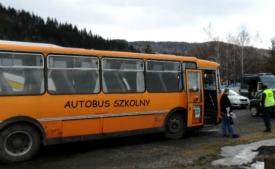 Mężczyzna z nogą w gipsie kierował szkolnym autobusem!