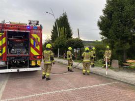 Pożar kosza na śmieci w Makowie Podhalańskim – szybka interwencja straży pożarnej.