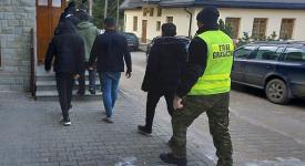 Zatrzymano 12 Turków przewożonych w osobówce przez Ukraińca