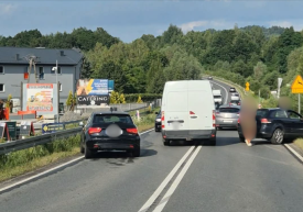 Kolizja na DW956 w Zembrzycach. Dwa samochody uderzyły w bariery
