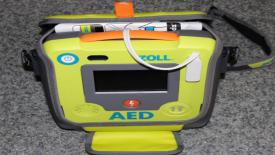 W suskiej komendzie dostępny jest defibrylator AED
