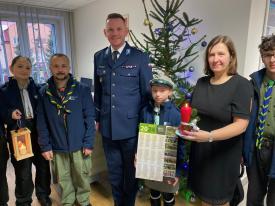 Betlejemskie światło pokoju w Komendzie Powiatowej Policji w Suchej Beskidzkiej. 