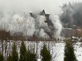 Pożar budynku mieszkalnego w Zawoi. Są poszkodowani!