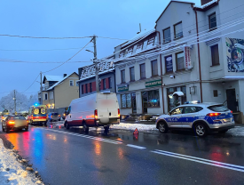 Policja podaje szczegóły wypadku w Suchej Beskidzkiej. Jedna osoba trafiła do szpitala.