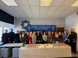 Róże i podziękowania w suskiej komendzie. Policjantki świętowały Dzień Kobiet.
