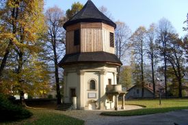 Sucha Beskidzka: Dzwonnica jako kaplica przedpogrzebowa