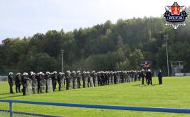 Policjanci ćwiczyli na stadionie w Białce. Szkolenie VI Kompanii Nieetatowego Pododdziału Prewencji.