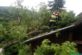 Powiat suski: Silny wiatr uszkodził  dachy na kilku domach
