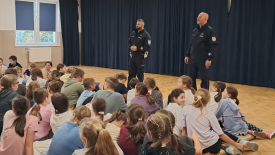 Bezpieczna jazda na hulajnodze – spotkanie uczniów z Policją w Juszczynie.