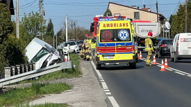 Utrudnienia na DK28 w Makowie Podhalańskim! Bus zjechał z drogi, ruch wahadłowy i korki.