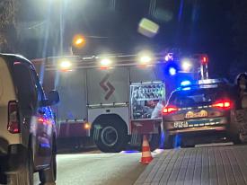 BMW wypadło z drogi w Skawcach. Uszkodzony znak, ogrodzenie i przystanek.