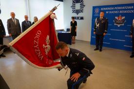 Wprowadzenie młodszego inspektora Roberta Michnyna na stanowisko Komendanta Powiatowego Policji w Suchej Beskidzkiej. 