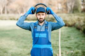 Wpływ hałasu na słuch – jak chronić uszy w pracy.