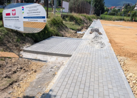Przebudowa boiska w Sidzinie nabiera tempa. Prace przebiegają zgodnie z planem.