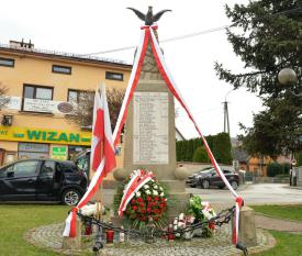 Zakończono renowację pomnika na rynku w Zembrzycach.