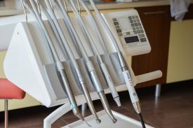 Wyposażenie gabinetu stomatologicznego – jakie sprzęty, narzędzia i akcesoria powinno obejmować?