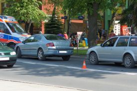 SUCHA BESKIDZKA: Kolizja na ul. Mickiewicza. W jednym z aut podróżowało małe dziecko