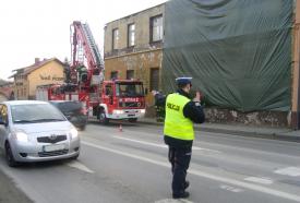 Sucha Beskidzka: Wiatr rozerwał plandekę na budynku