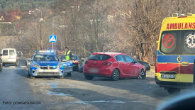 Zdarzenie drogowe w Śleszowicach. Na miejscu policja i ratownicy.