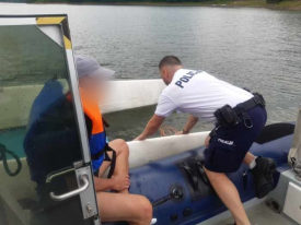 Wywrócony katamaran na Jeziorze Mucharskim. Policjanci i świadek ruszyli z pomocą 66-letniemu sternikowi !