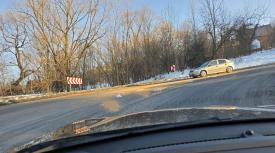 Worki z pelletem zaskoczyły kierowców w Jordanowie. 