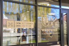 Nowa przestrzeń dla pielgrzymów i turystów w Wadowicach. „Ogród Pielgrzyma” już otwarty.