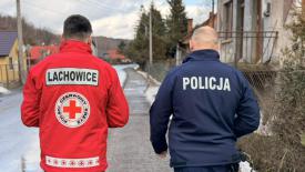 Nie są sami. Wspólna inicjatywa policji i PCK dla osób starszych.