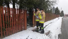 Strażacy ochotnicy rozpoczęli kolportaż ulotek informacyjnych na temat profilaktyki oraz szczepień przeciwko COVID-19