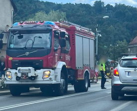 Beton na środku drogi. Interwencja służb w Suchej Beskidzkiej.